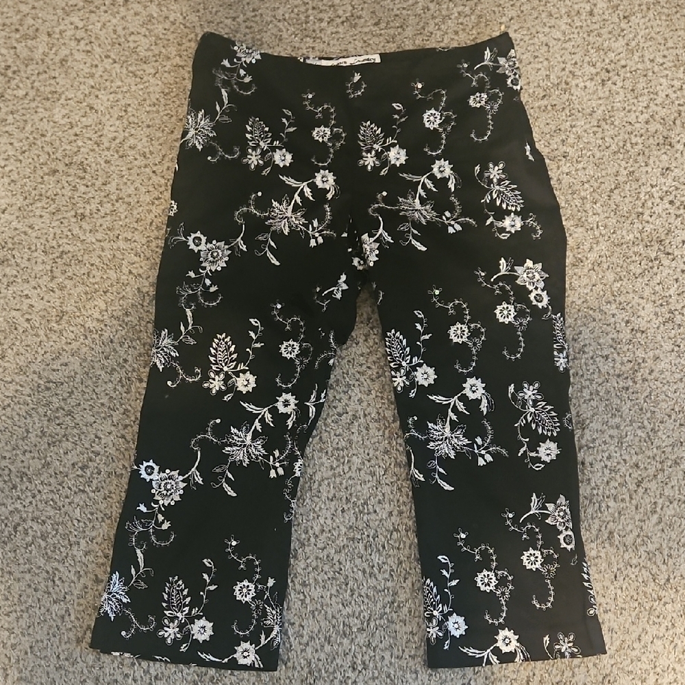 French Laundry Black and White Cropped Floral Capri/Ankle